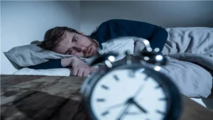 استخدام الهواتف الذكية قبل النوم يضعف جودة النوم ويسرّع شيخوخة الدماغ